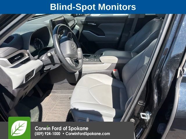 Used 2023 Toyota Highlander XLE AWD/4WD image 2