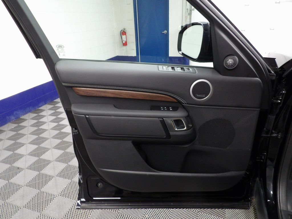Used 2024 Land Rover Discovery Dynamic SE AWD/4WD image 45