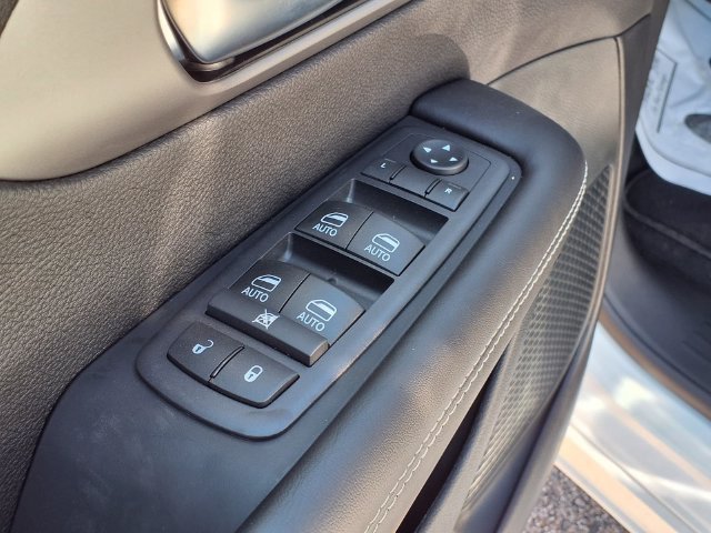New 2027 Chrysler Pacifica Select FWD image 4