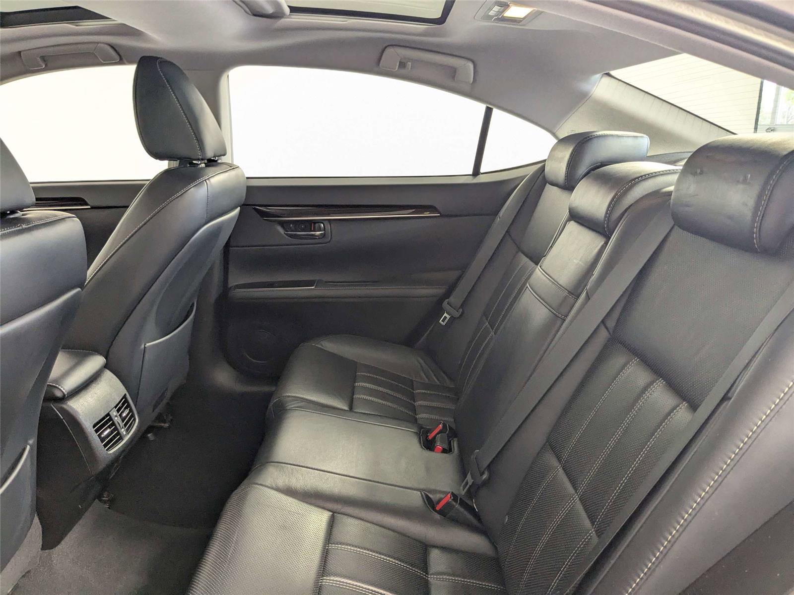 Used 2016 Lexus ES 350 w/ Luxury Package w/Wood Trim image 32