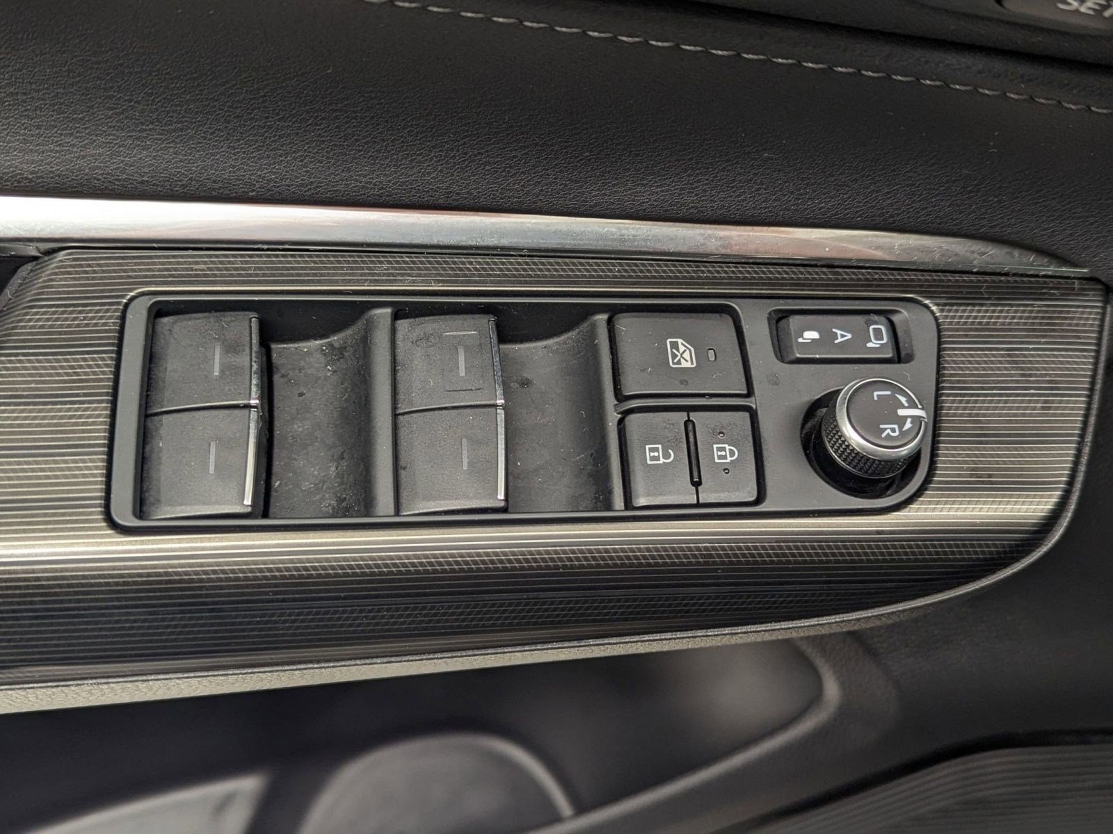 Used 2024 Toyota Venza XLE image 19