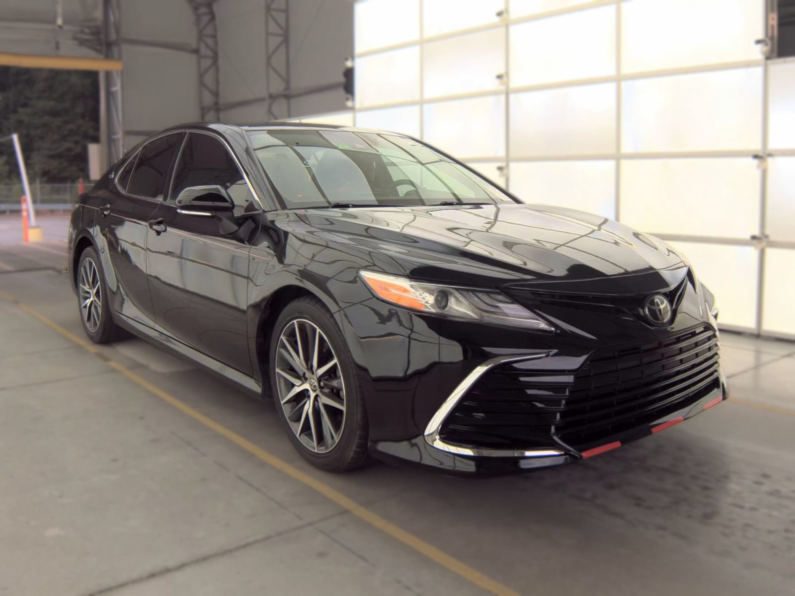 Used 2022 Toyota Camry XLE FWD image 6