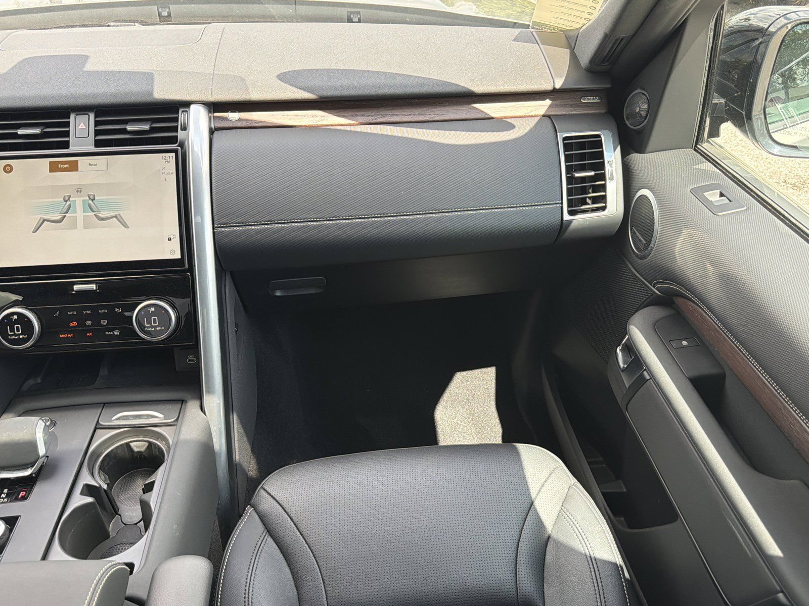 Used 2025 Land Rover Discovery Dynamic SE AWD/4WD image 17