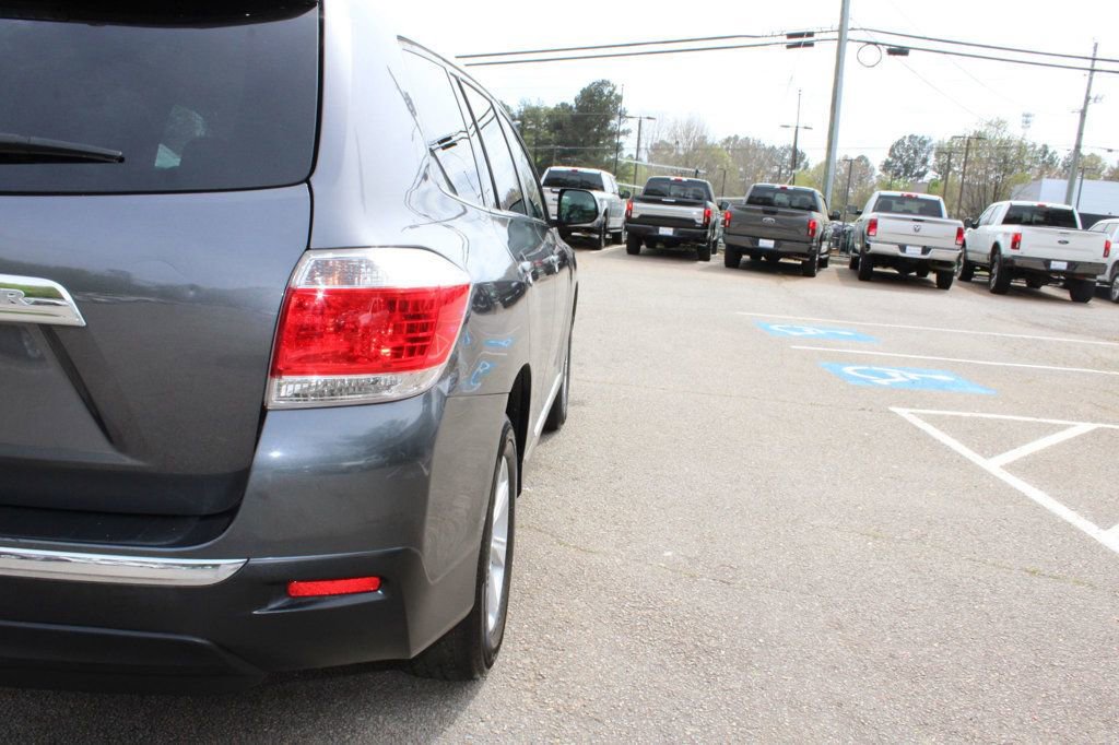 Used 2013 Toyota Highlander Plus w/ Cold Weather Pkg image 20