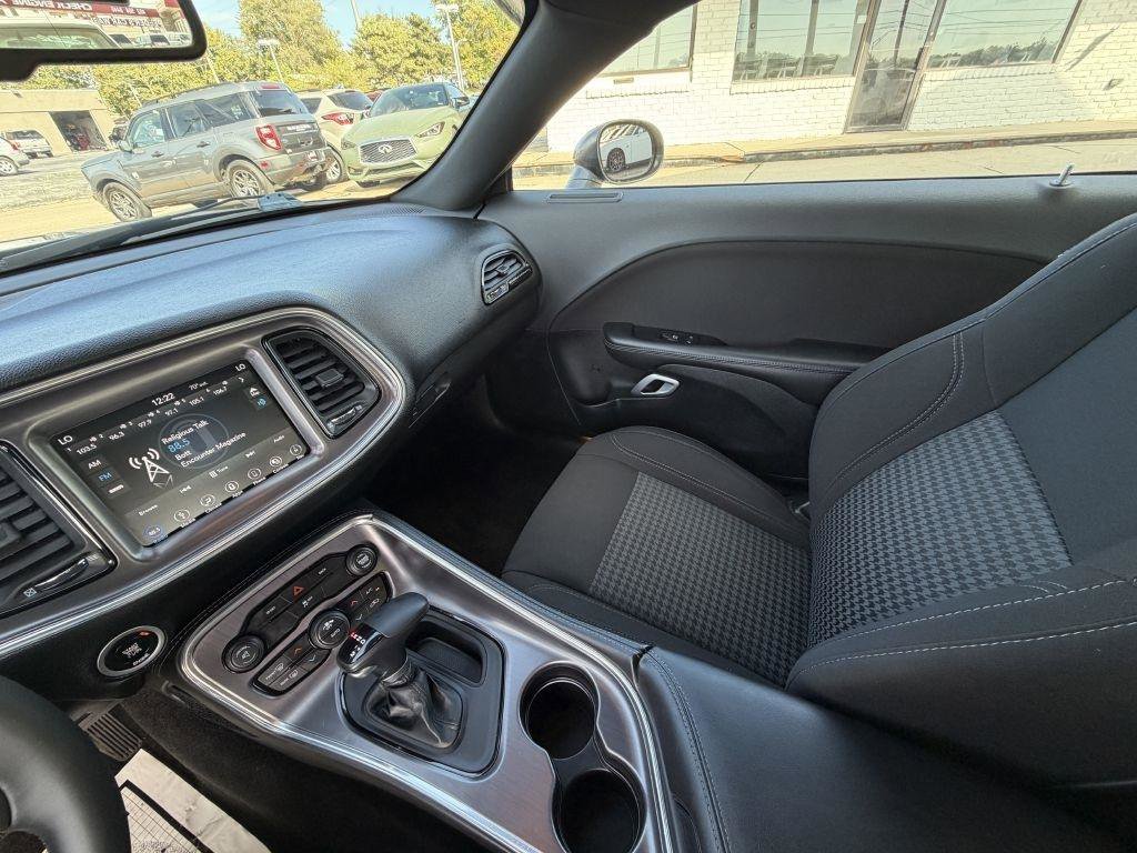 Used 2016 Dodge Challenger SXT image 20