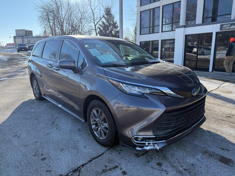 Used 2021 Toyota Sienna XLE image 3