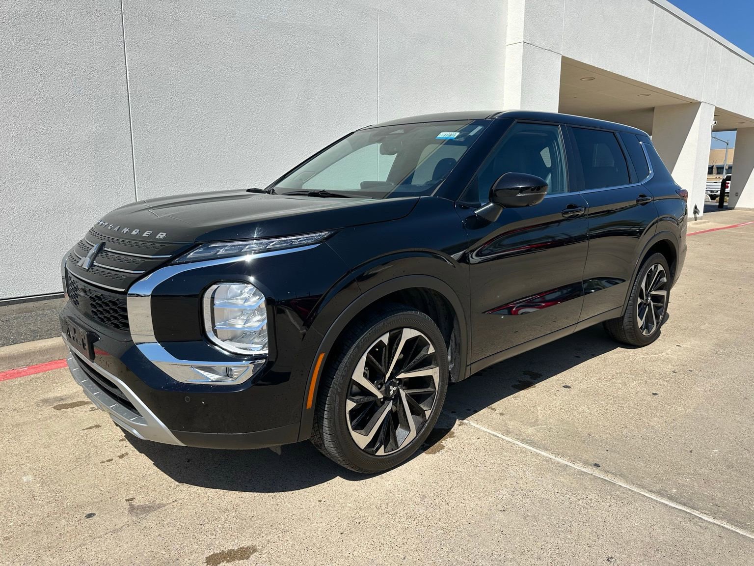 Used 2024 Mitsubishi Outlander SE image 3