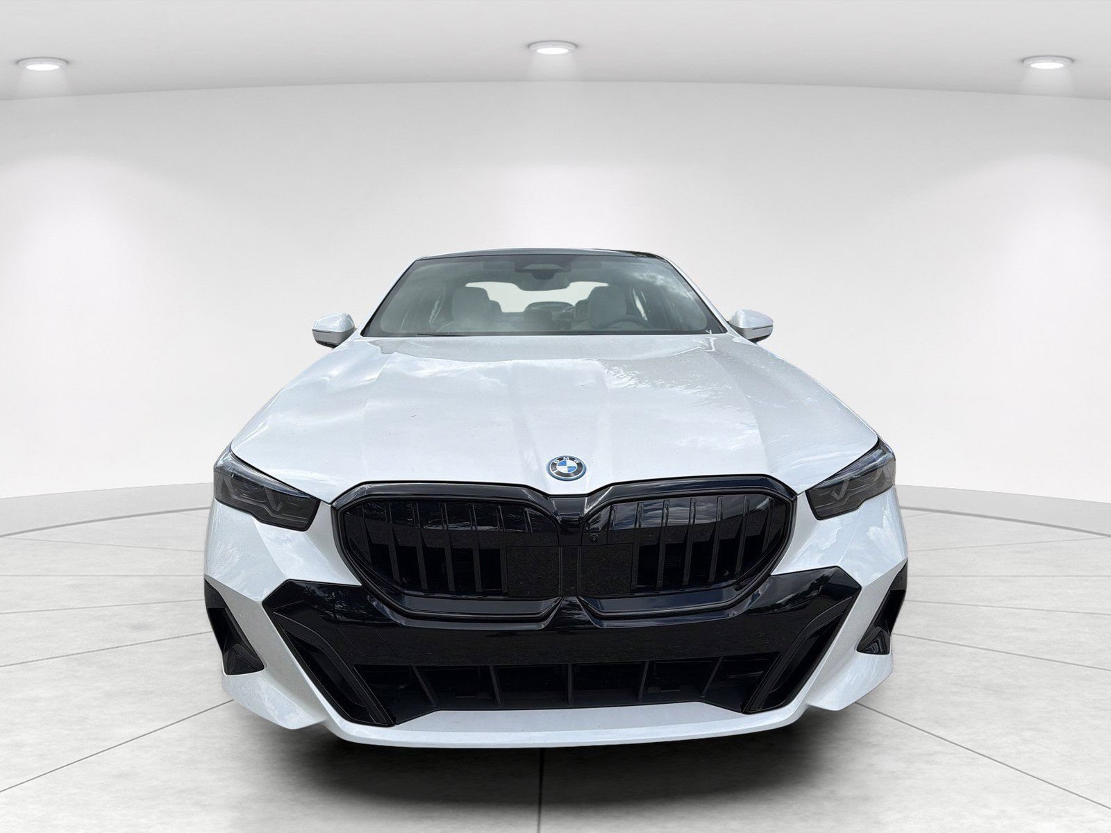 New 2027 BMW 550e xDrive AWD/4WD image 2