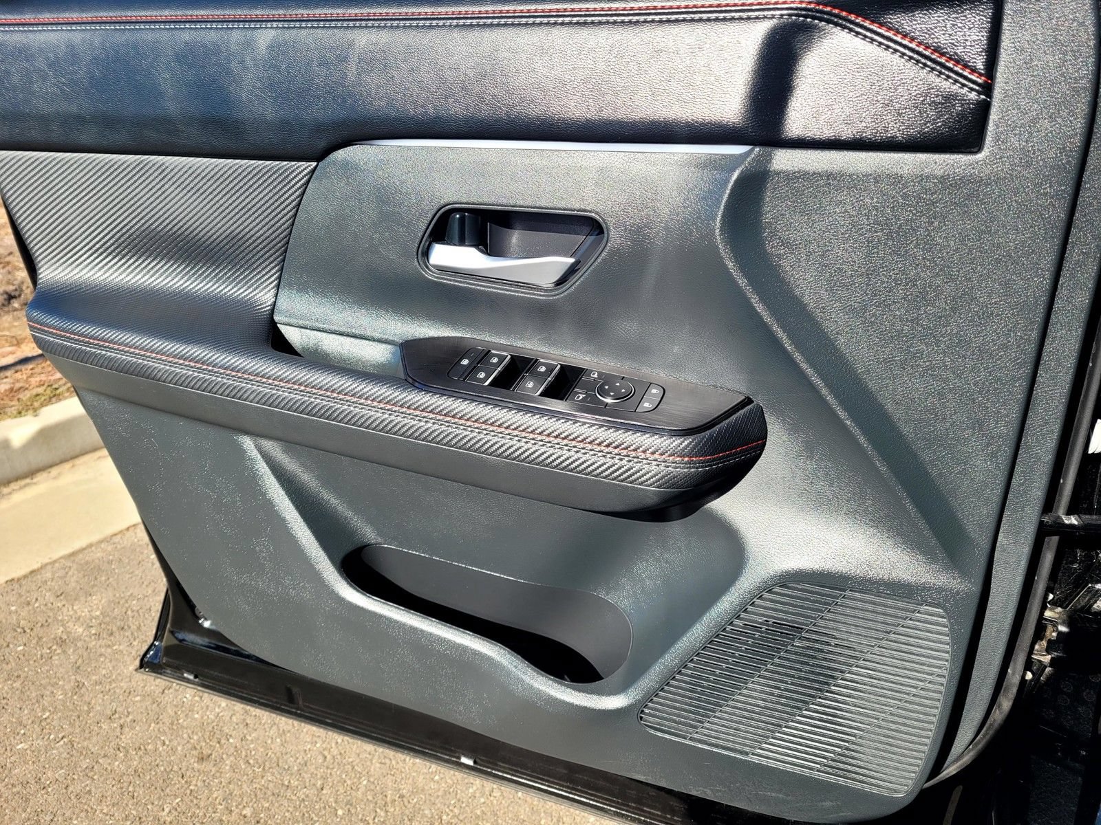 Used 2025 Nissan Kicks SR FWD image 22