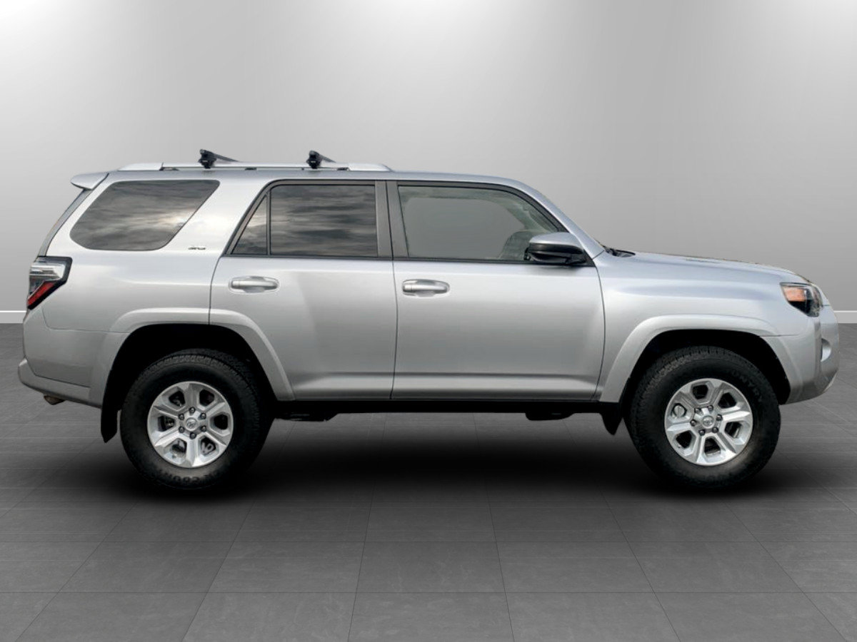 Used 2017 Toyota 4Runner SR5 AWD/4WD image 8