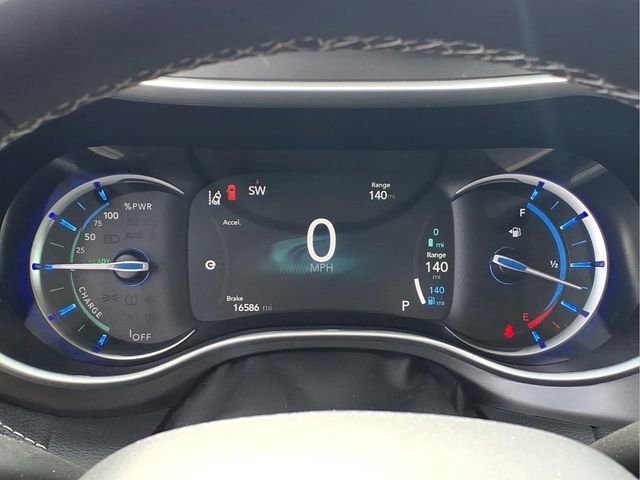 Used 2024 Chrysler Pacifica Select image 11