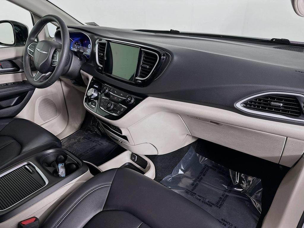 Certified 2024 Chrysler Pacifica Touring-L FWD image 39