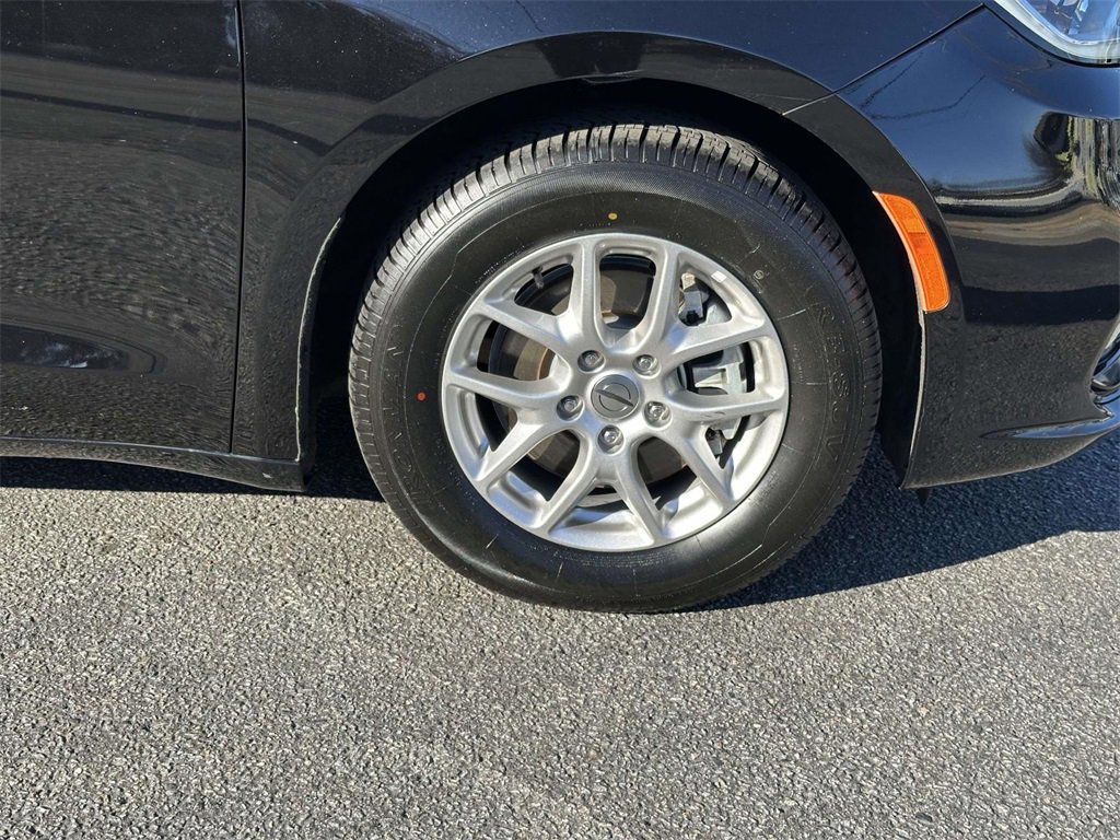 Used 2024 Chrysler Pacifica Touring-L image 25