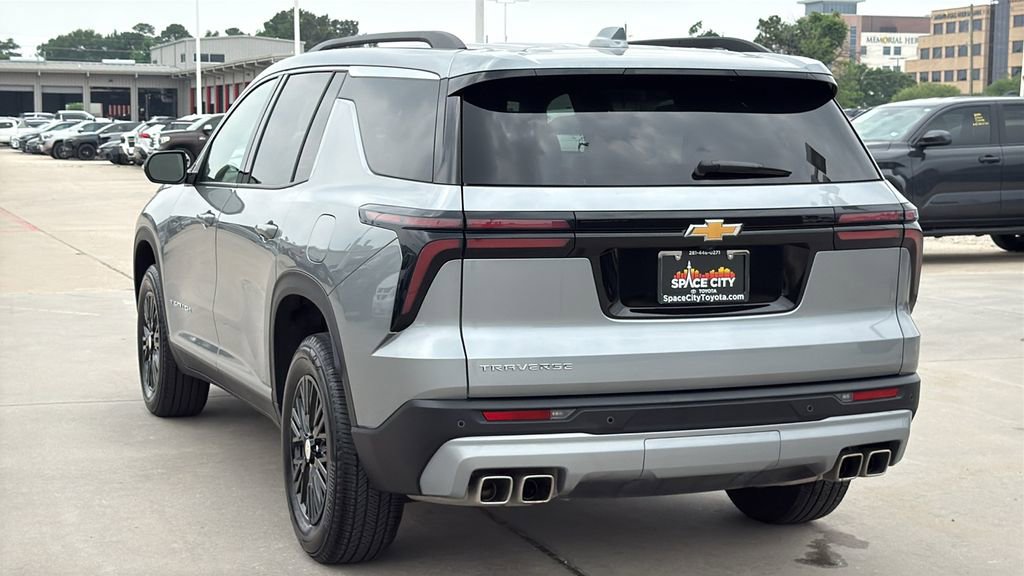 Used 2026 Chevrolet Traverse LT FWD image 3