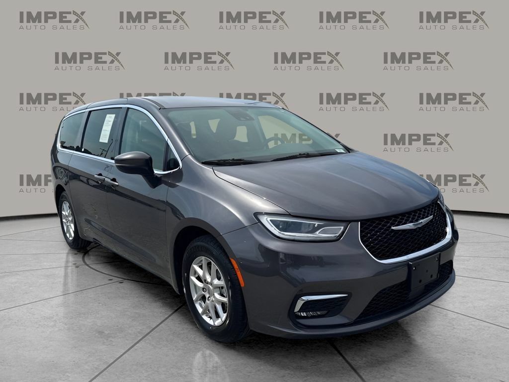 Used 2023 Chrysler Pacifica Touring-L FWD image 7