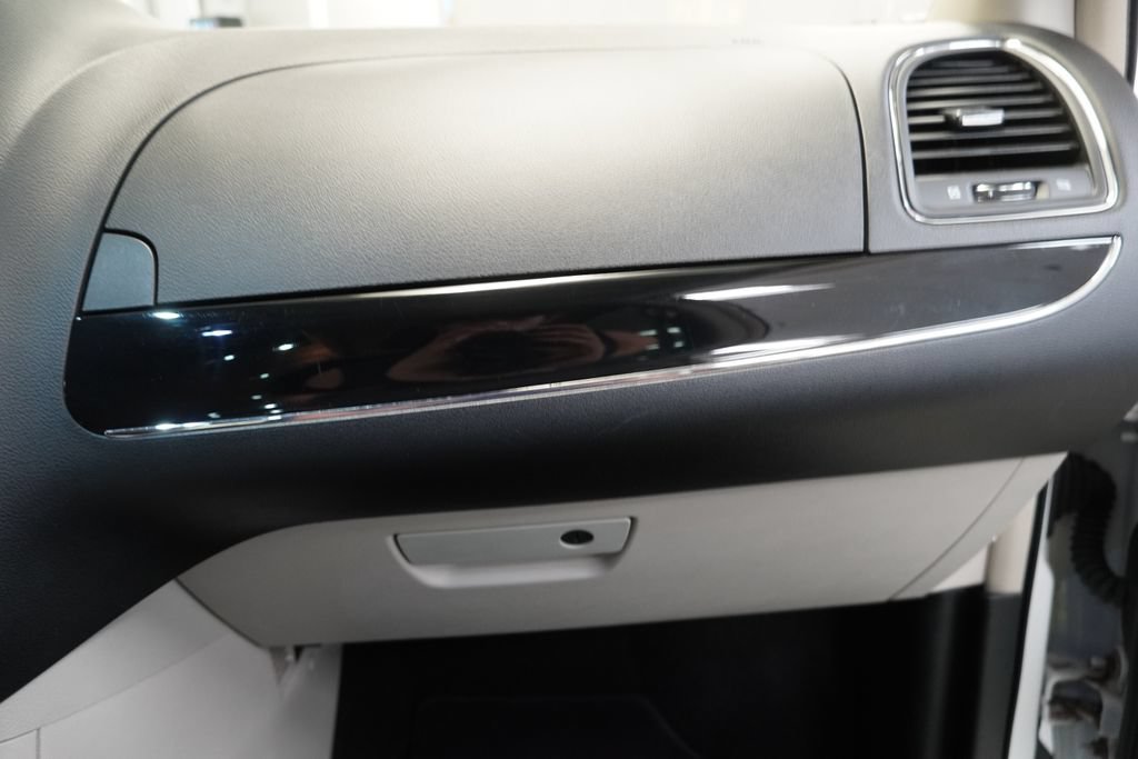 Used 2014 Chrysler Town & Country Touring-L FWD image 38