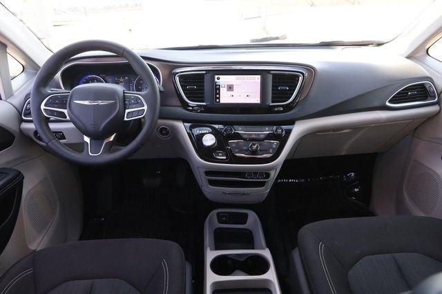 Used 2023 Chrysler Voyager LX image 21