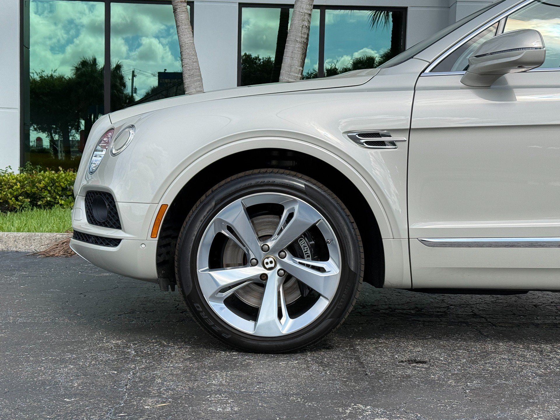 Used 2019 Bentley Bentayga AWD/4WD image 13