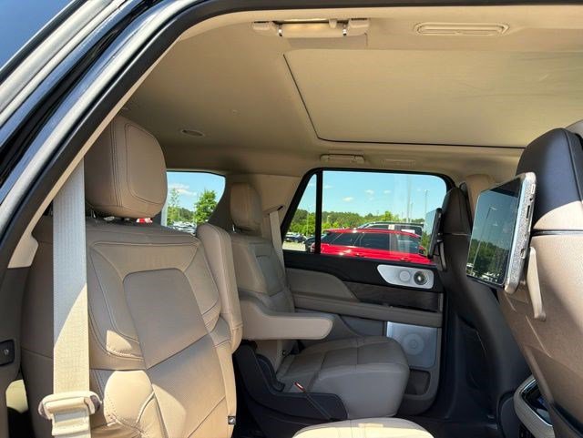 Used 2023 Lincoln Navigator Reserve AWD/4WD image 17