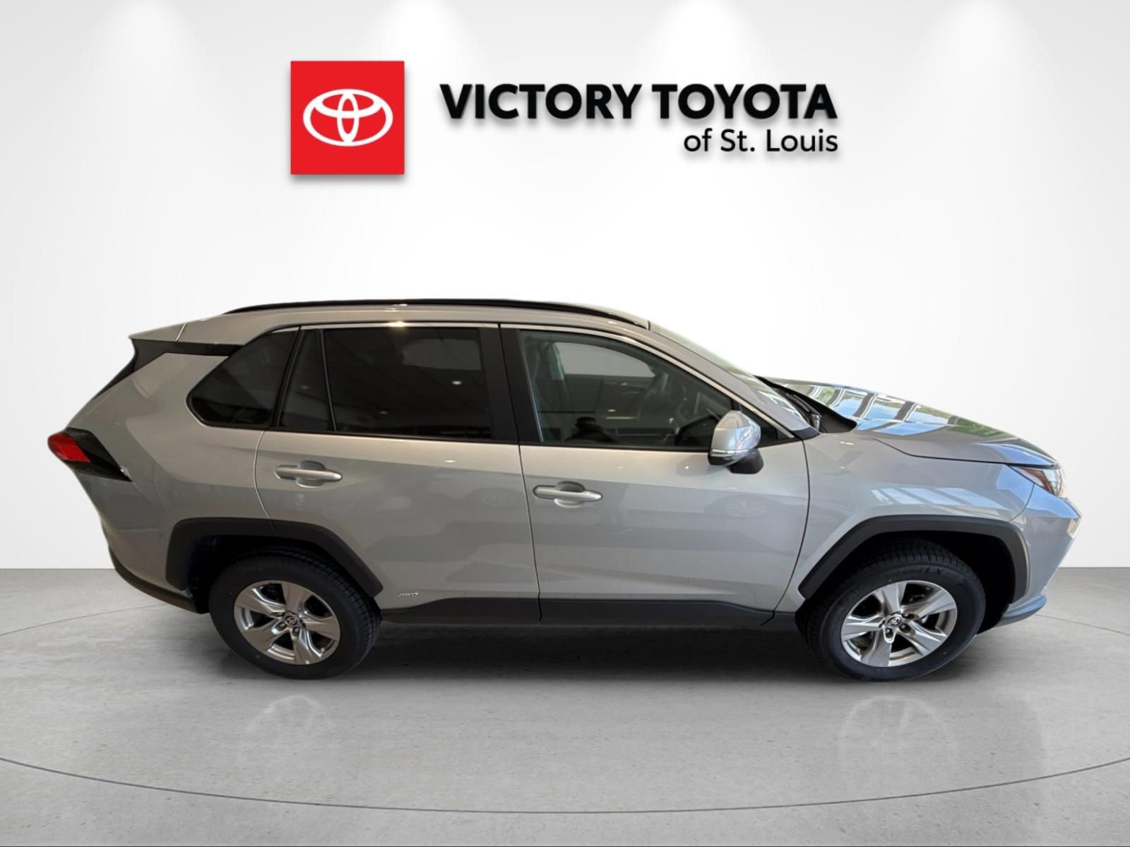 Used 2025 Toyota RAV4 XLE AWD/4WD image 2