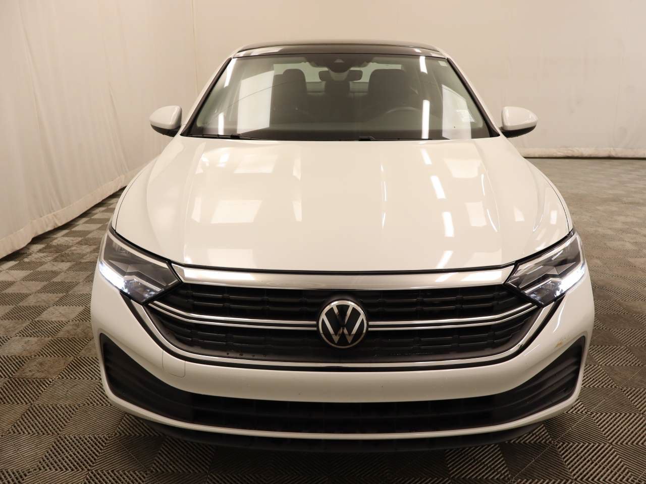 Used 2023 Volkswagen Jetta SE w/ Panoramic Sunroof Package FWD image 4