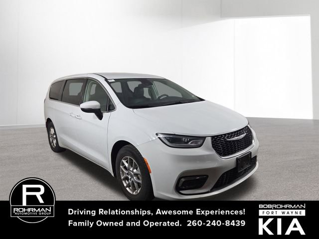 Used 2023 Chrysler Pacifica Touring-L image 4