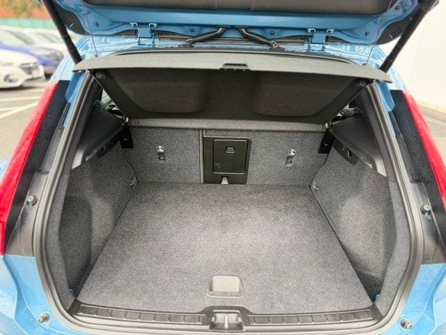Used 2024 Volvo XC40 B5 Core AWD/4WD image 22