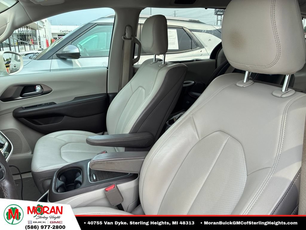 Used 2017 Chrysler Pacifica Touring-L Plus FWD image 5