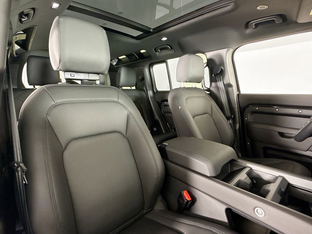 Used 2025 Land Rover Defender 110 X-Dynamic SE image 14