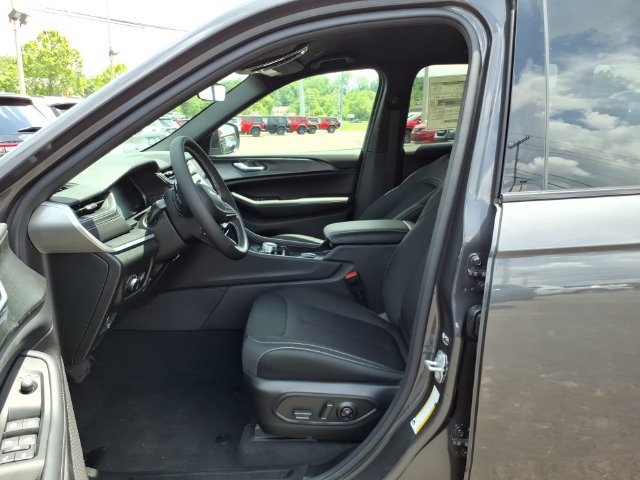 New 2026 Jeep Grand Cherokee Laredo w/ MOPAR Finishing Package AWD/4WD image 6