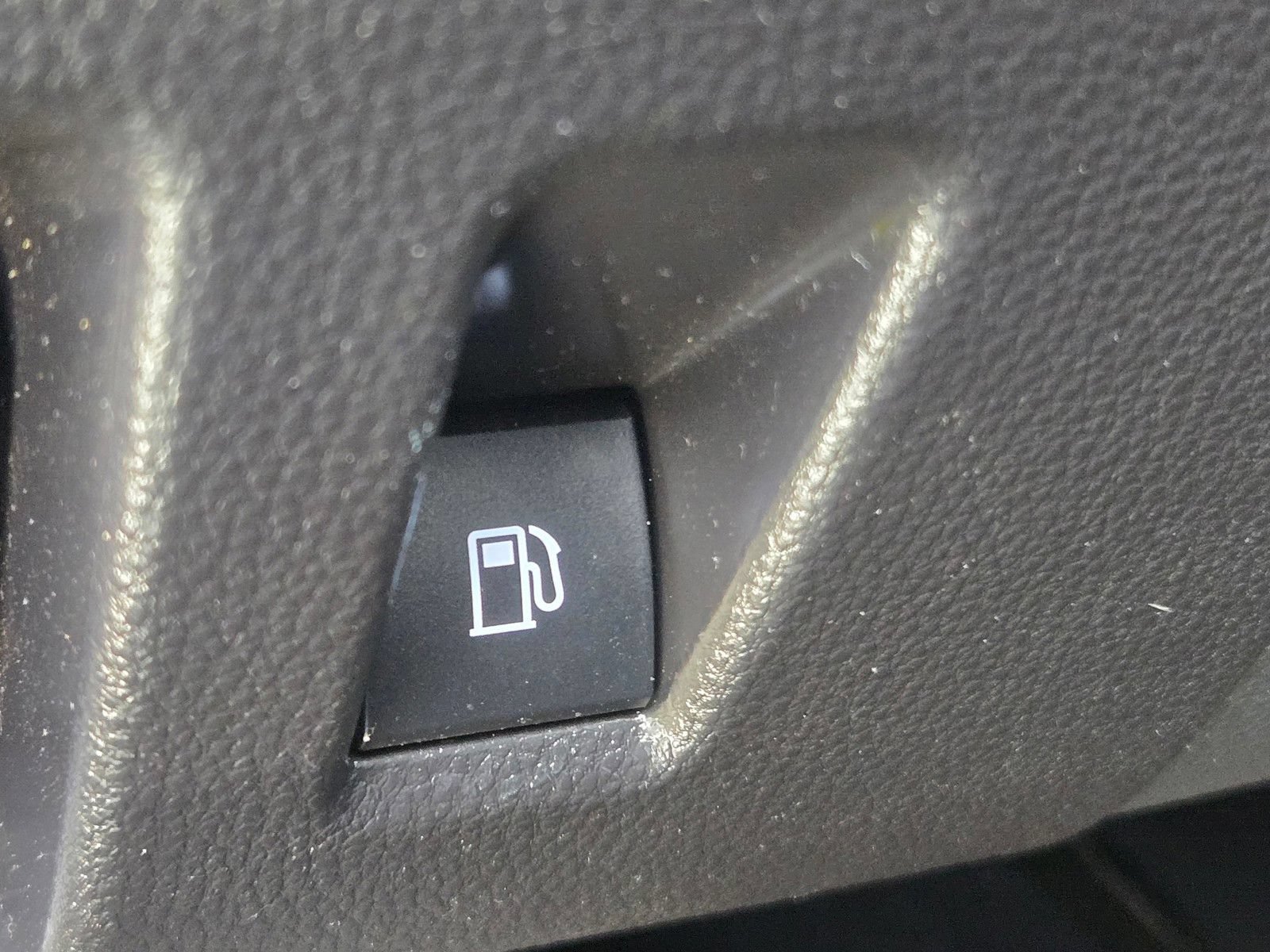 Used 2021 Toyota Highlander LE FWD image 16