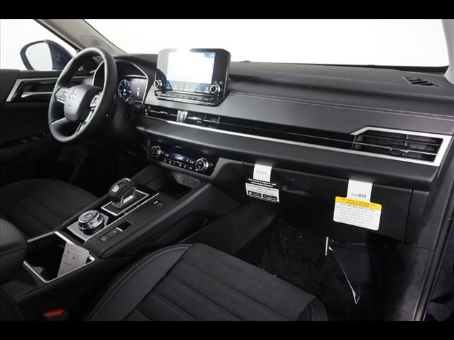 Used 2025 Mitsubishi Outlander SE AWD/4WD image 7