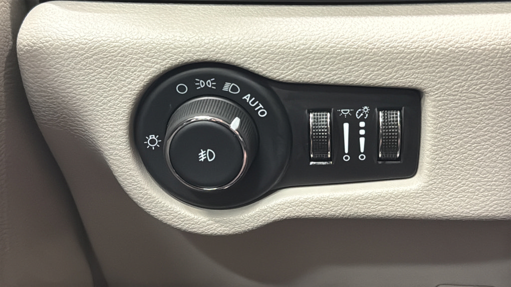 Used 2024 Chrysler Pacifica Touring-L FWD image 30