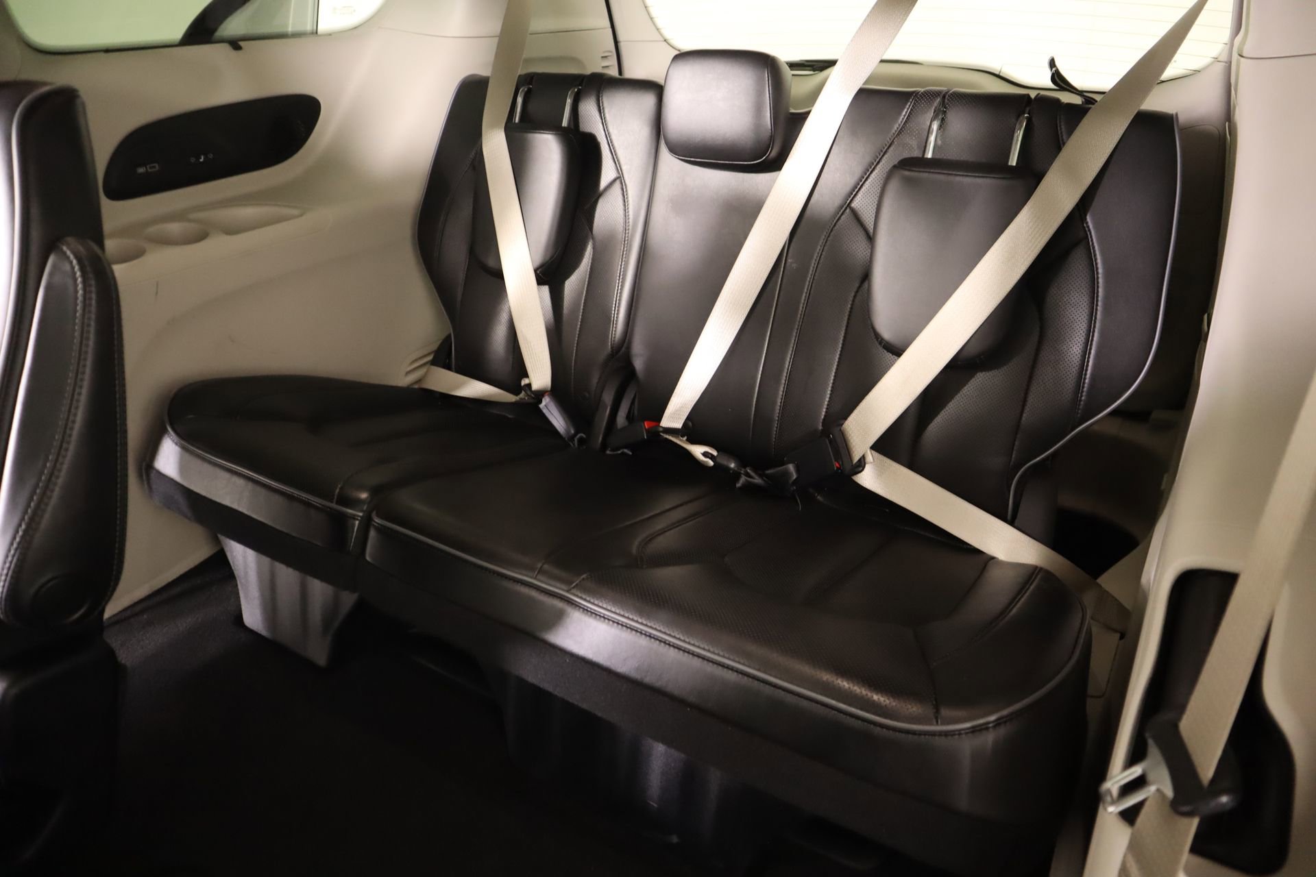 Used 2017 Chrysler Pacifica Limited w/ UConnect Theater Package image 14