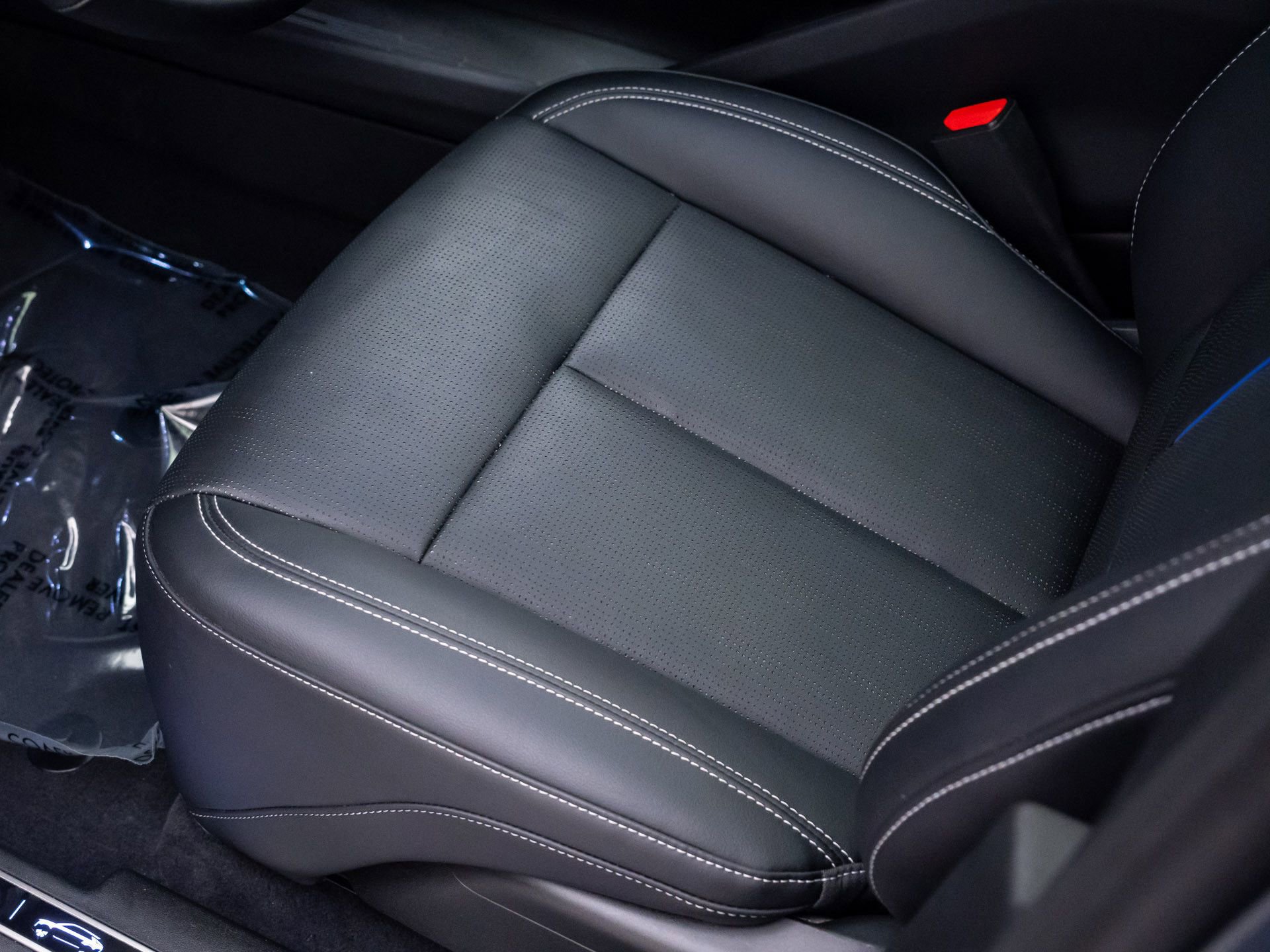 Certified 2025 Cadillac Lyriq Luxury w/ LPO, Floor Liner Package AWD/4WD image 19