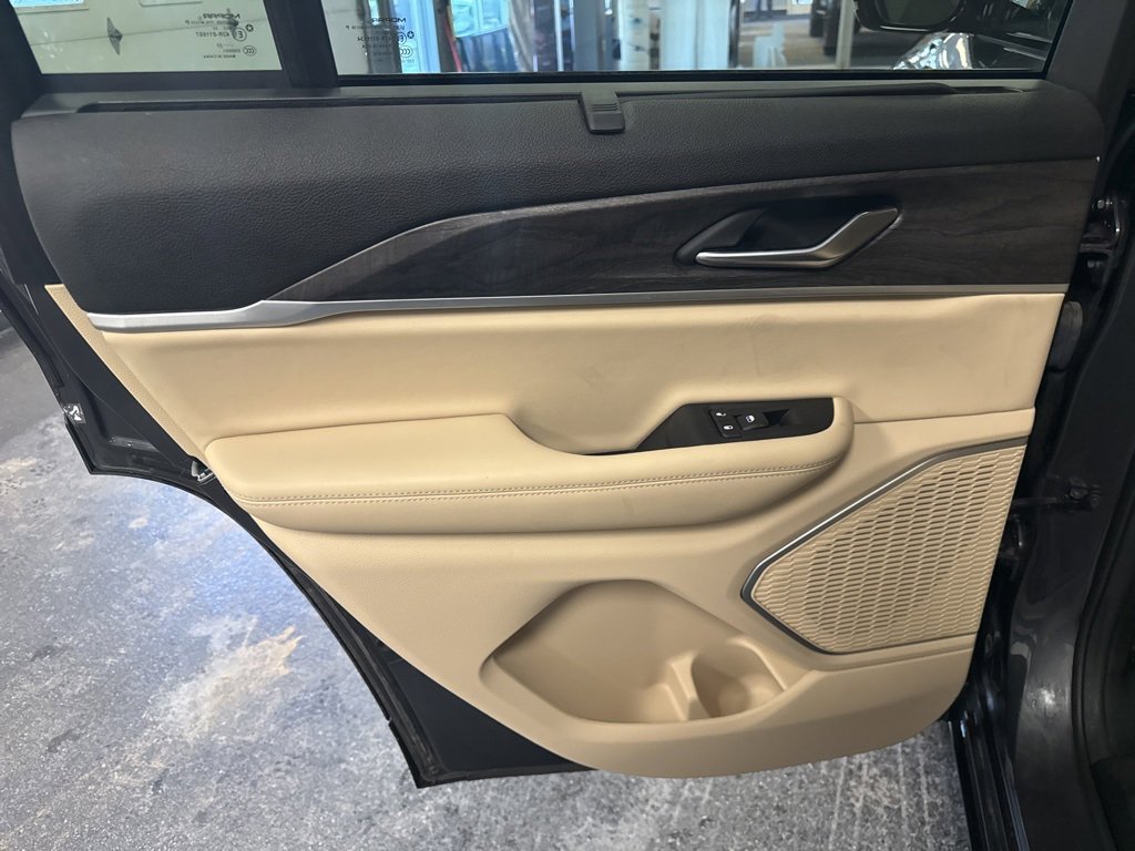 Used 2022 Jeep Grand Cherokee Limited w/ Luxury Tech Group II image 25