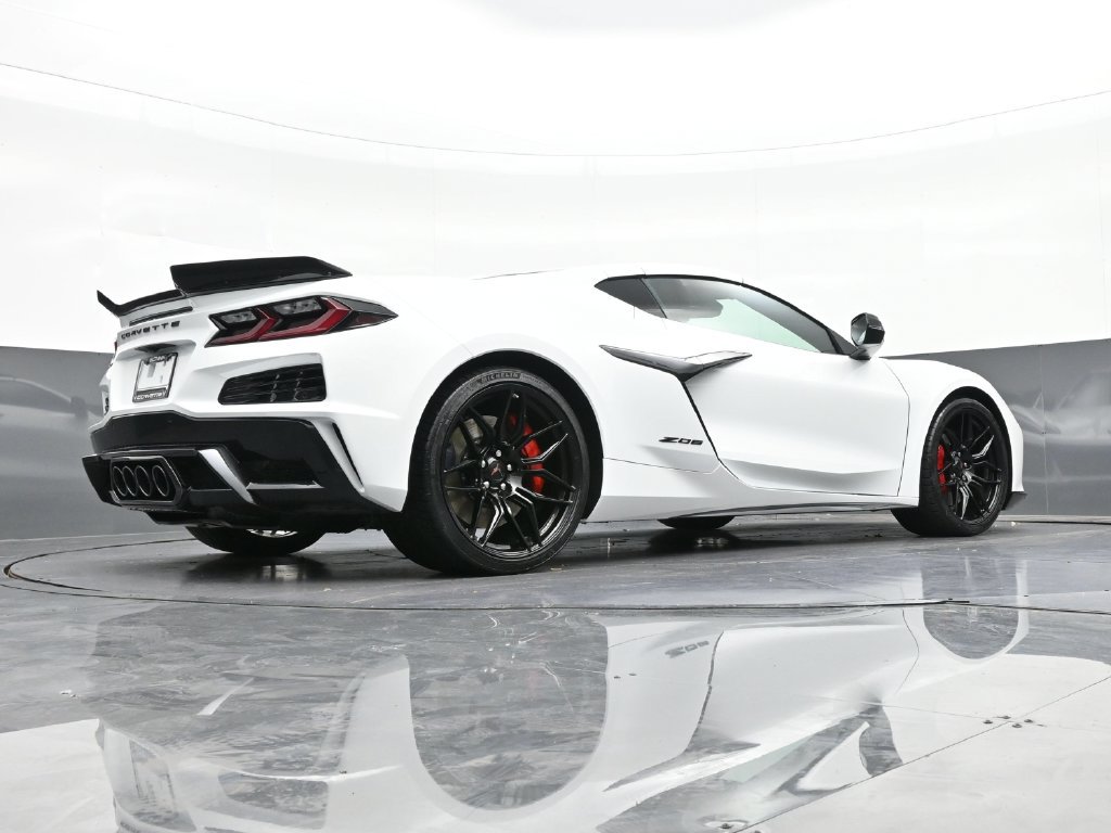Used 2027 Chevrolet Corvette Z06 RWD image 30