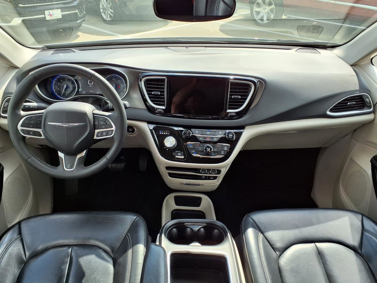 Used 2022 Chrysler Pacifica Touring-L image 9