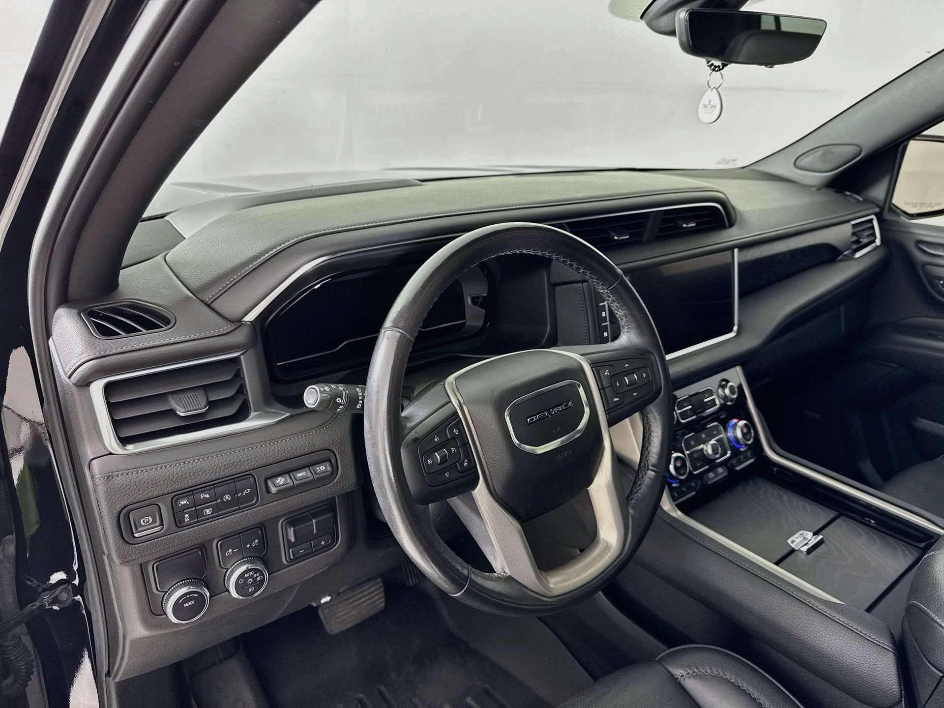 Used 2022 GMC Yukon Denali w/ Denali Premium Package RWD image 10