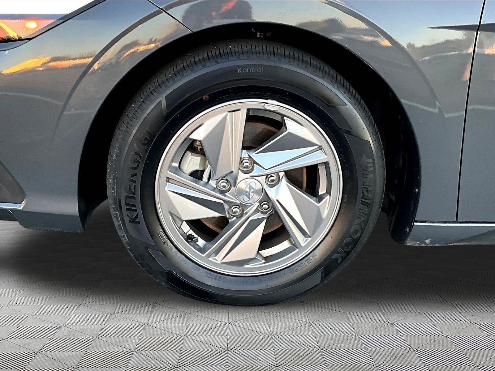 Used 2024 Hyundai Elantra SE FWD image 34