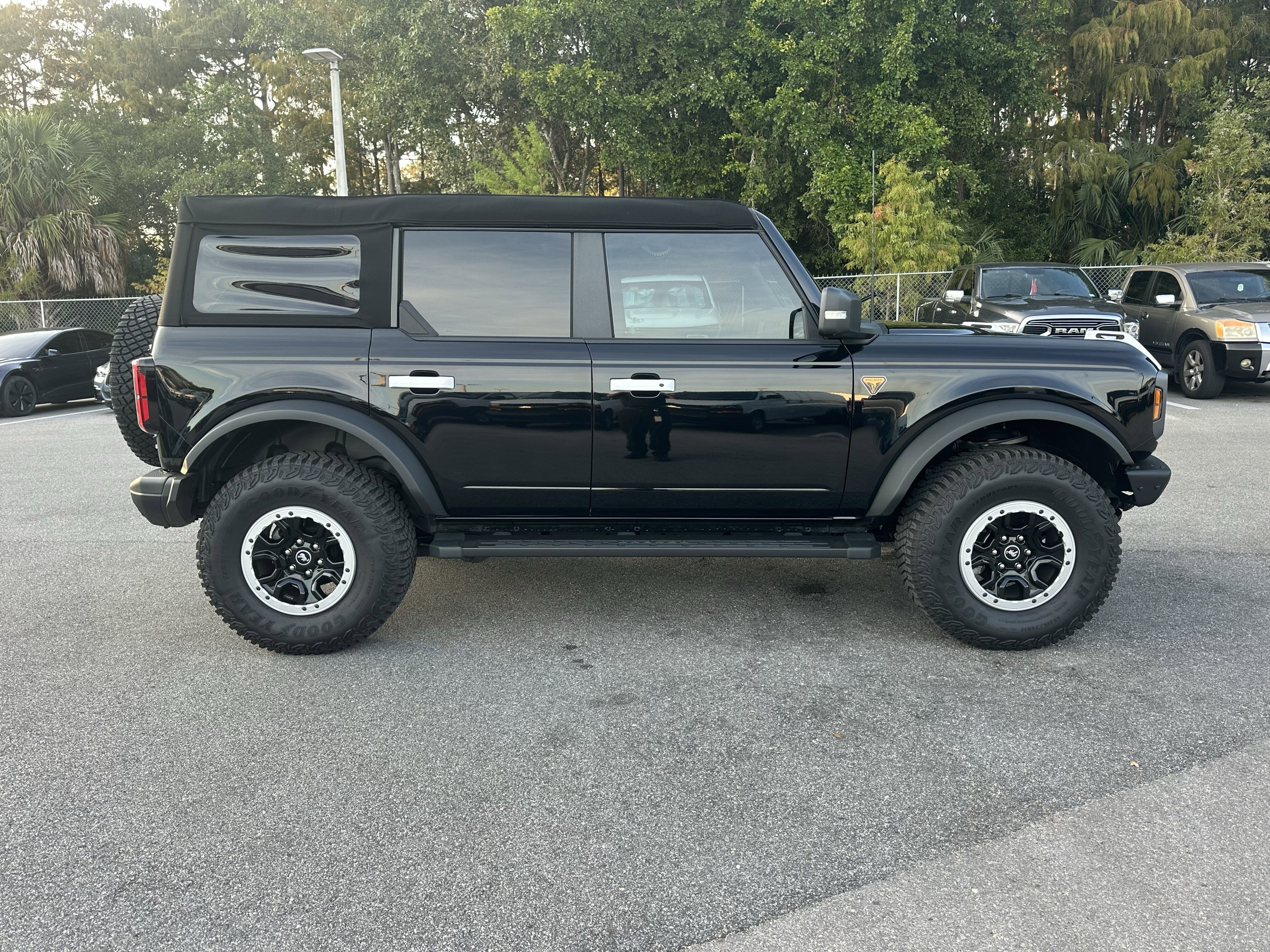 Used 2023 Ford Bronco Badlands image 11