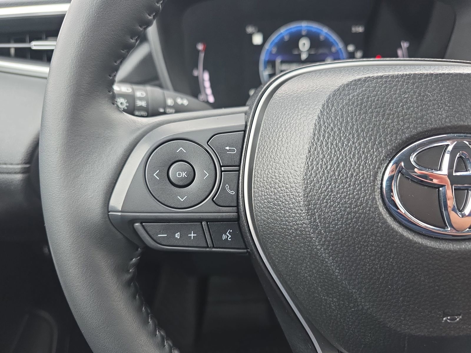 Used 2025 Toyota Corolla Cross XLE w/ Convenience Package image 17