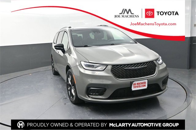 Used 2023 Chrysler Pacifica Limited w/ Uconnect Theater Family Group