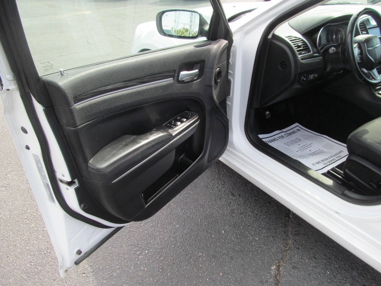 Used 2019 Chrysler 300 Touring RWD image 9