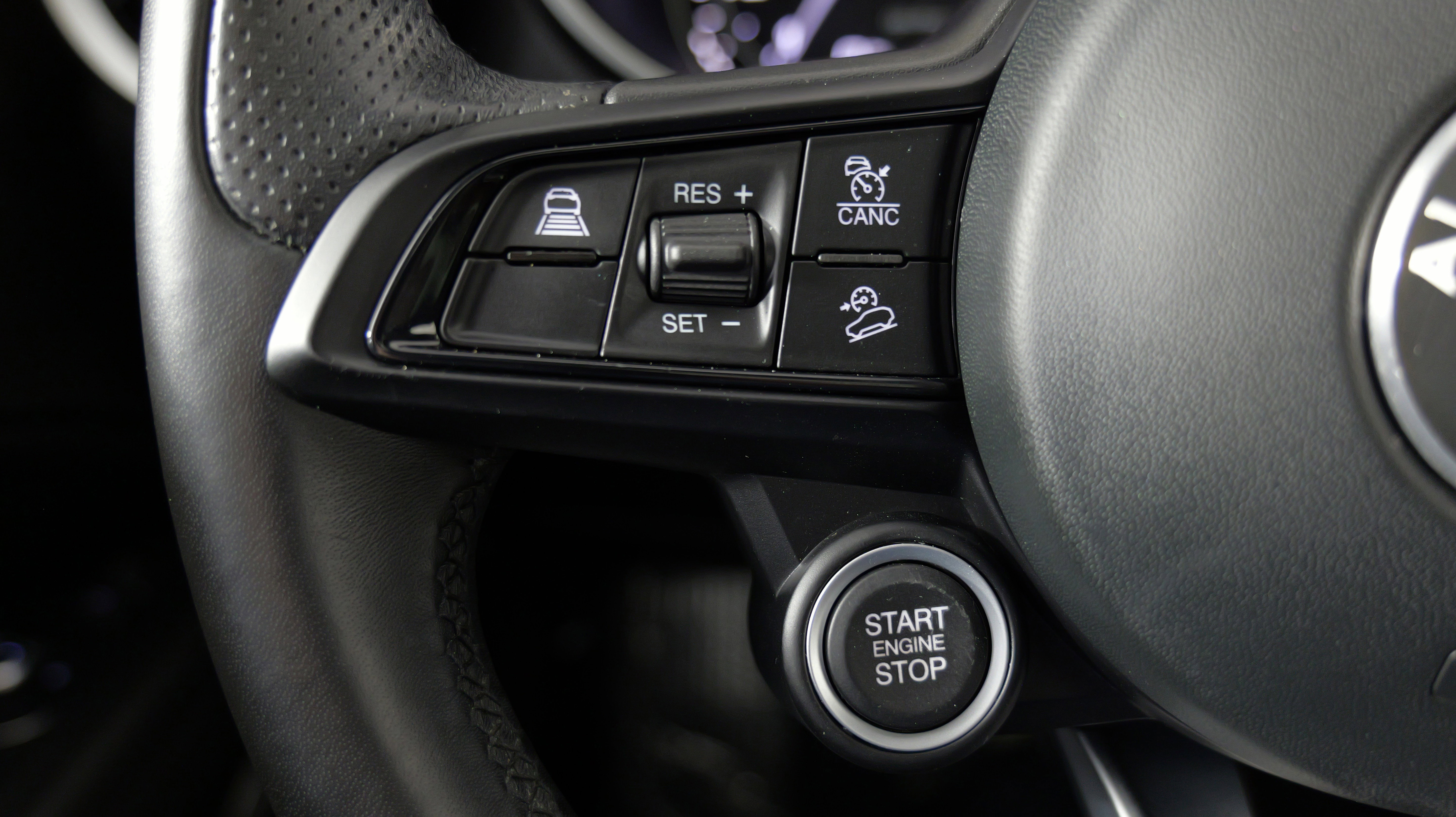 Used 2023 Alfa Romeo Stelvio Ti image 39