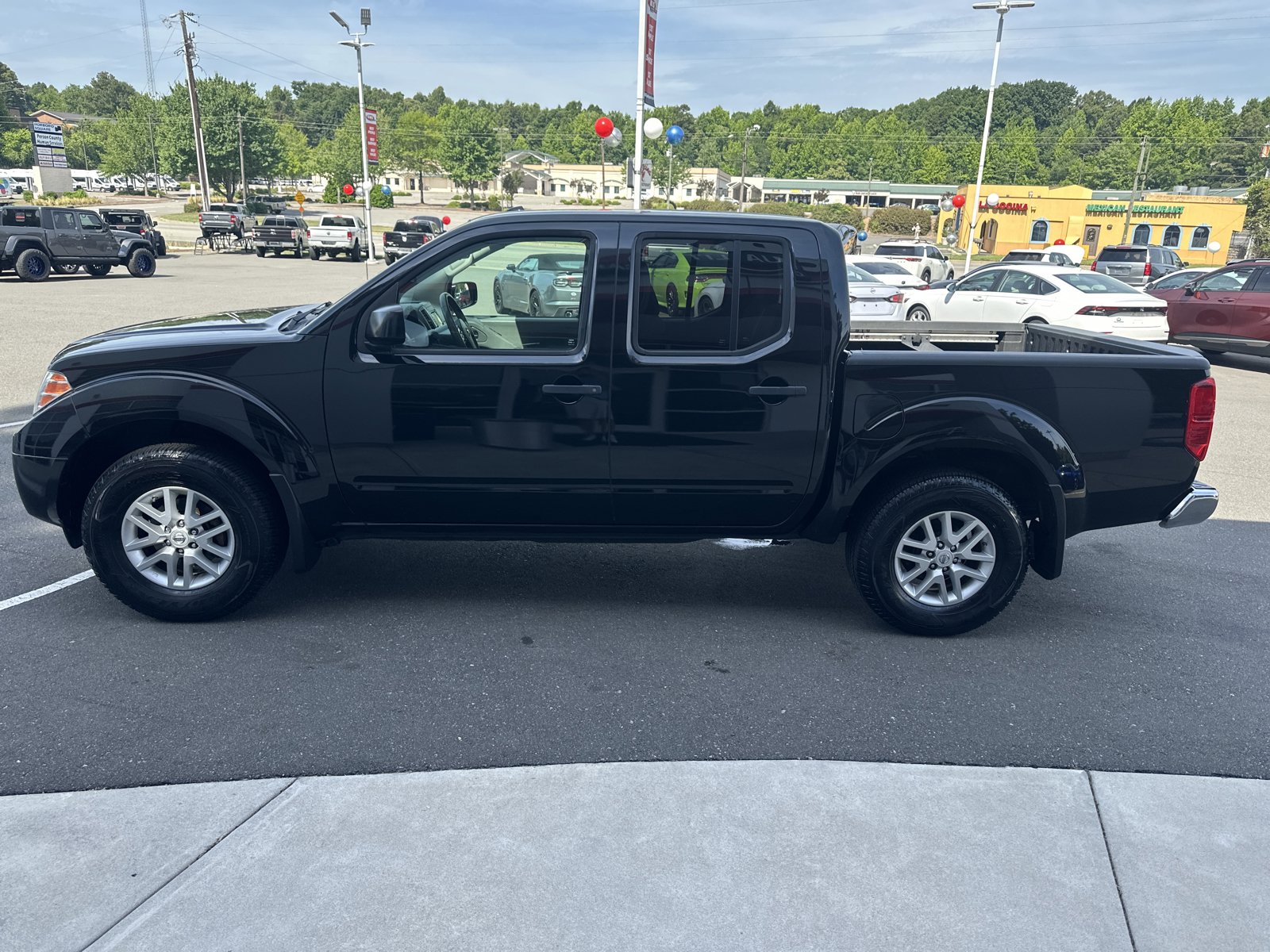 Used 2017 Nissan Frontier SV w/ SV Value Truck Package AWD/4WD image 6