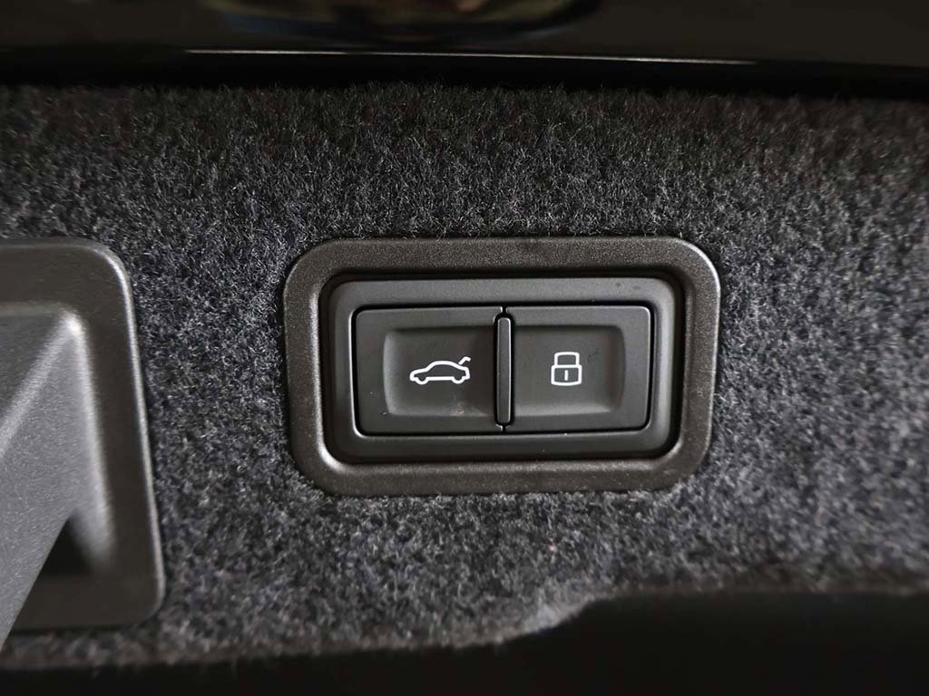 Used 2023 Audi S8 w/ S8 Black Optic Plus Package image 21