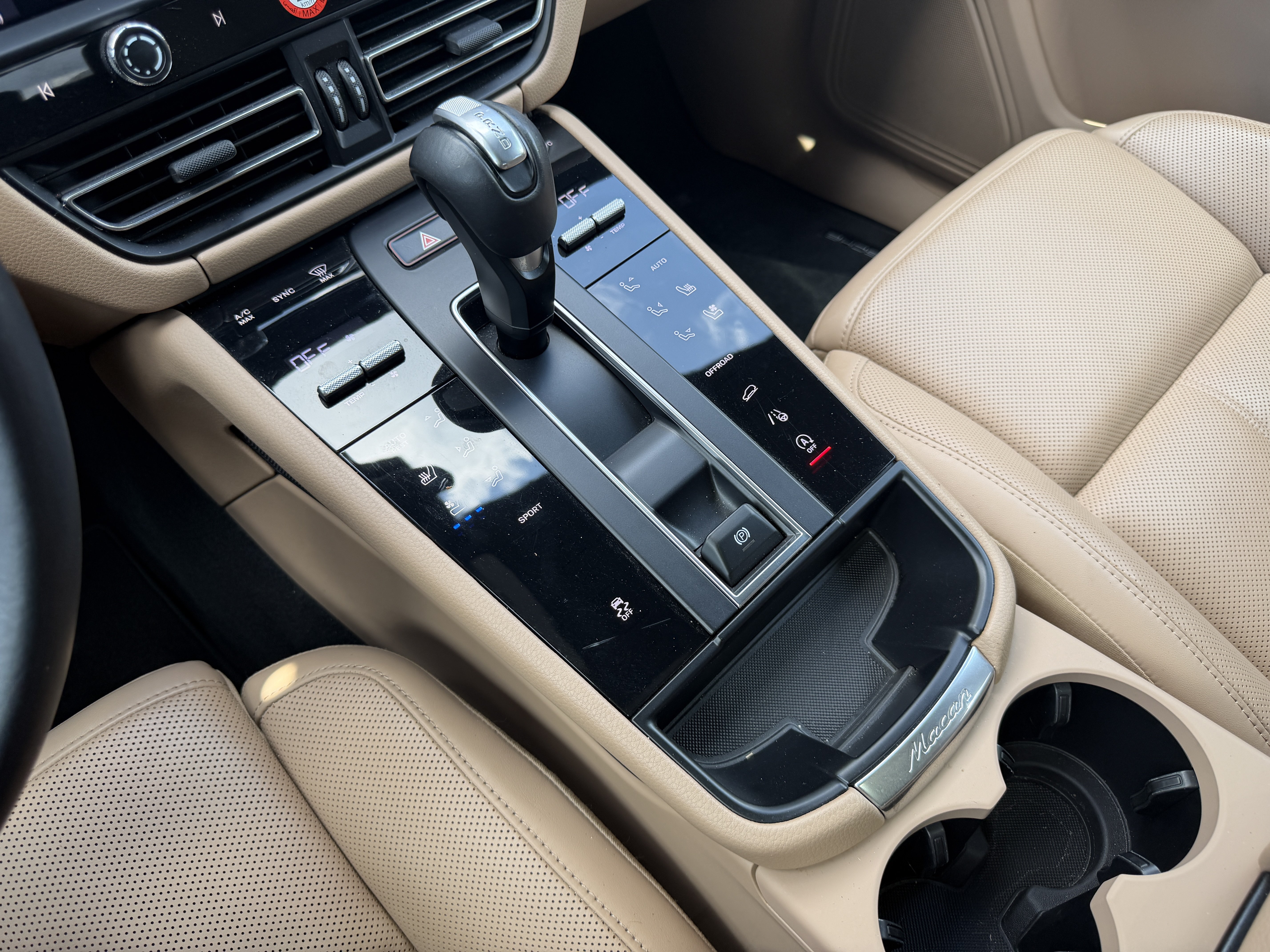 Certified 2024 Porsche Macan AWD/4WD image 33