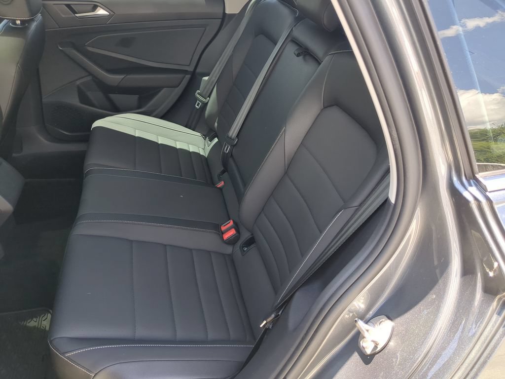Certified 2024 Volkswagen Jetta SE w/ Panoramic Sunroof Package FWD image 17