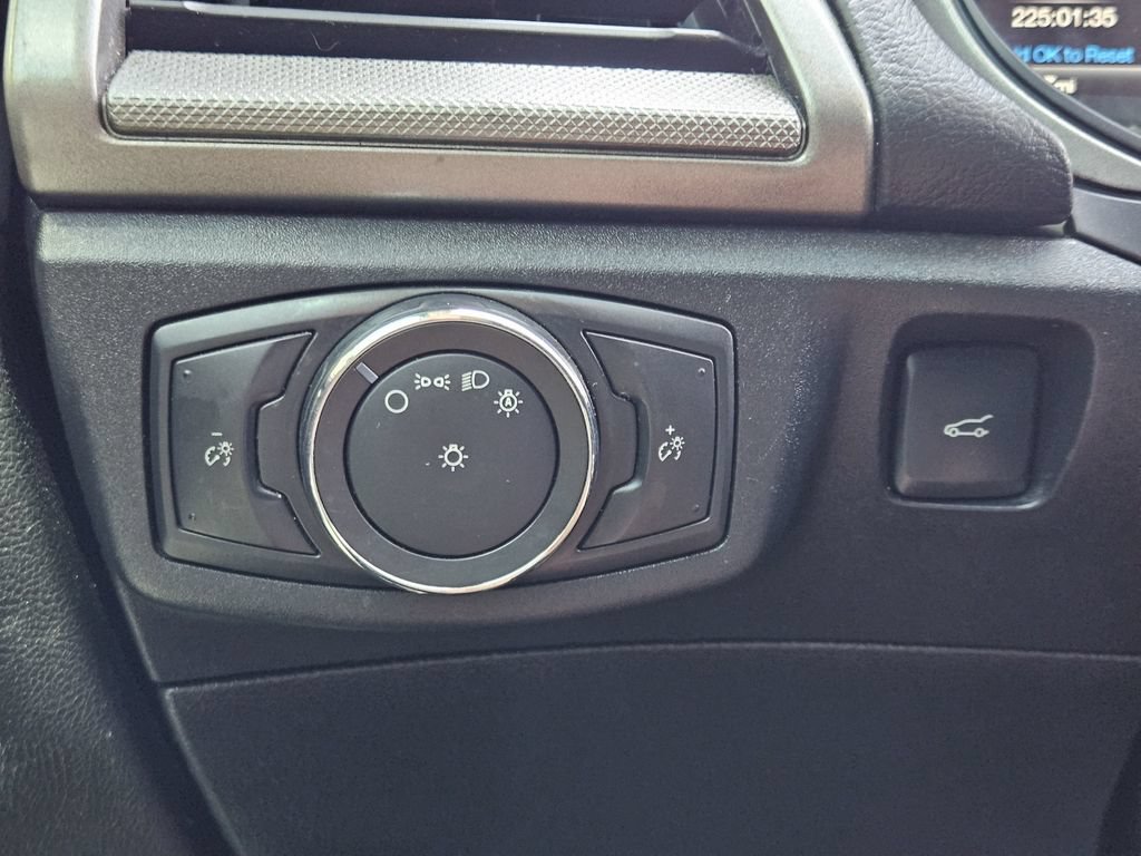Used 2018 Ford Fusion SE w/ Fusion SE Technology Package FWD image 22